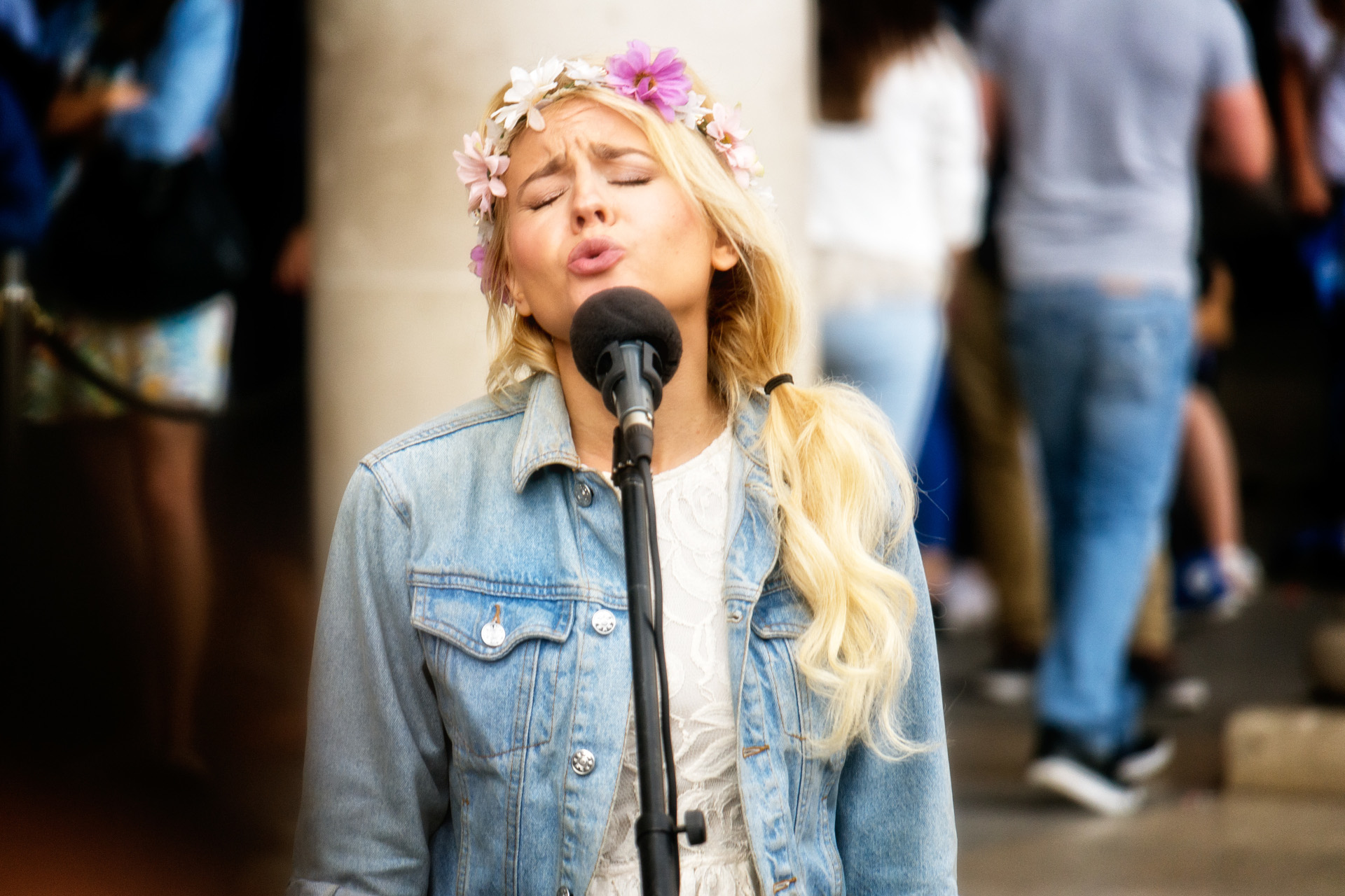 Ami певица. Люди поют грустную песню. Певица поет про скандинавию. Певица которая была. Певицы, которые пели дуэтом.